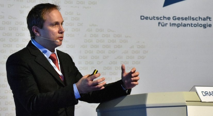 Prof. Draenert bei einem Fachvortrag der Deutschen Gesellschaft für Implantologie